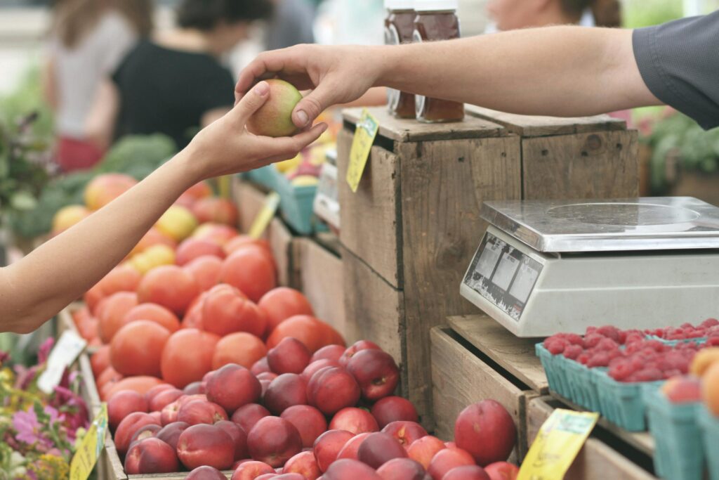Fermier vânzând produse direct la consumator în piața agroalimentară